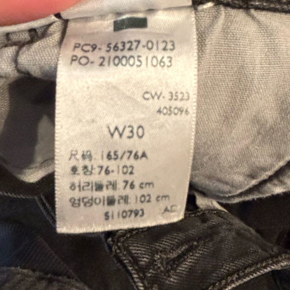 Levi's Black Denim Cutoff button fly Shorts with Frayed Hem - size 30 - Picture 9 of 10